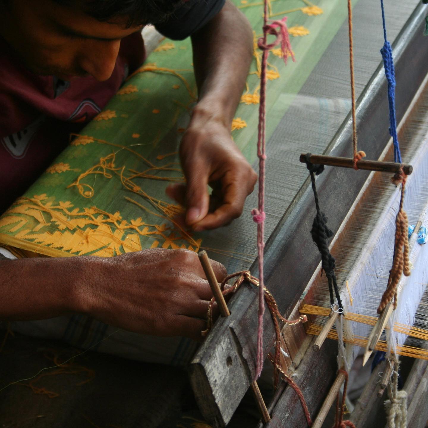 There are no visual reference for creating the motifs for #jamdani . The master craftsmen recites the designs as “buli” orally from his memories. The ‘buli’ are handed down verbally and through practice and memorizing the designs are repeated every time. #uniquejamdani #jamdaniweaving #jamdanidesigns #dhakai #dhakaijamdani #jamdaniofbengal #jamdaniofdhaka #jamdaniofbangladesh #heritagetextile #handmade #culturalheritage #slowtextiles #artisansocial #jamdaniartisan #slowtextiles #ethicalfashion #wearlocal #supportlocalartisans #supportlocalcrafts #peopleplanetpurpose #madeinbangladesh #sustainableliving #sustainabletextiles
